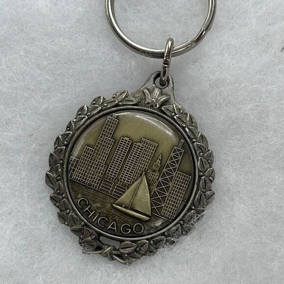 Vintage Chicago lake skyline scene keychain in pewter - Picture 2 of 8